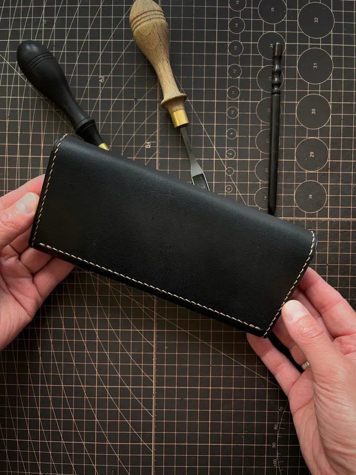 Pattern of a classic women's wallet - Pattern of a leather wallet - Download PDF & video TUTORIAL. Punch pitch 5 mm.