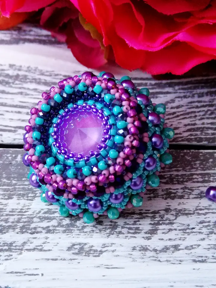 Round bead brooch
