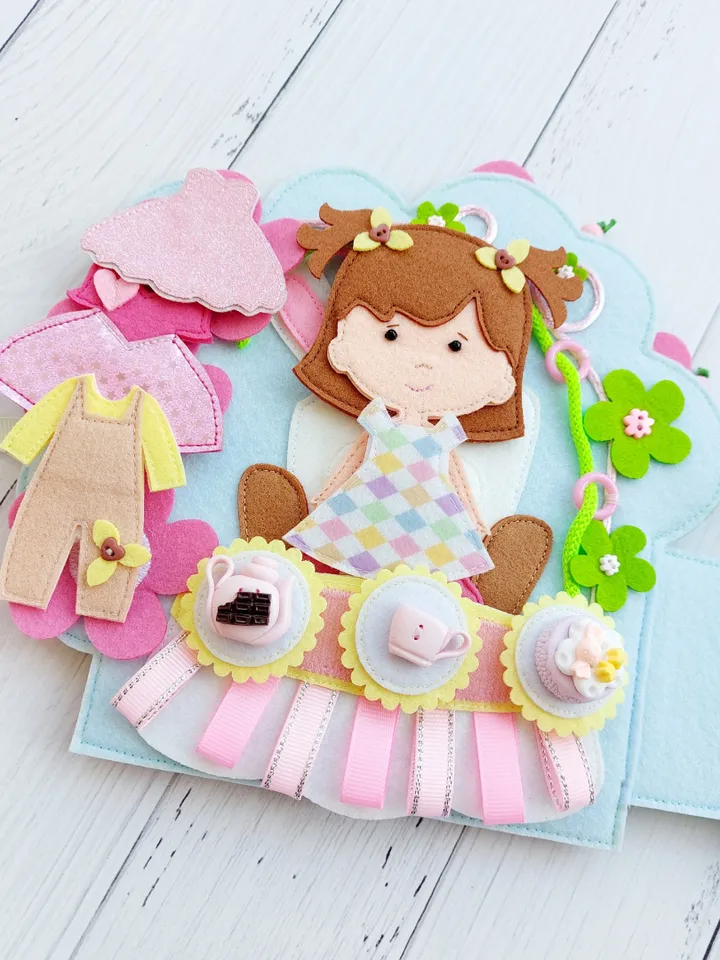 Spring Dollhouse Felt, Dollhouse for children with a set of clothes and food,Portable Fabric Dollhouse Room