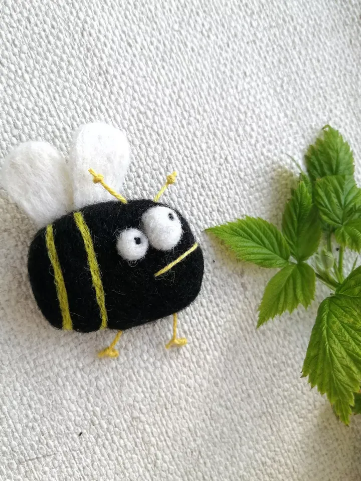 Black women's brooch Bee Original funny decoration for girls