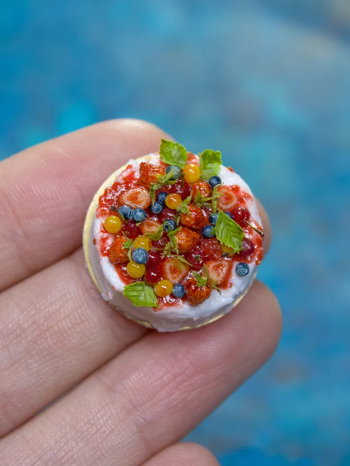 MINIATURE cake with berries on a gold cardboard stand  4