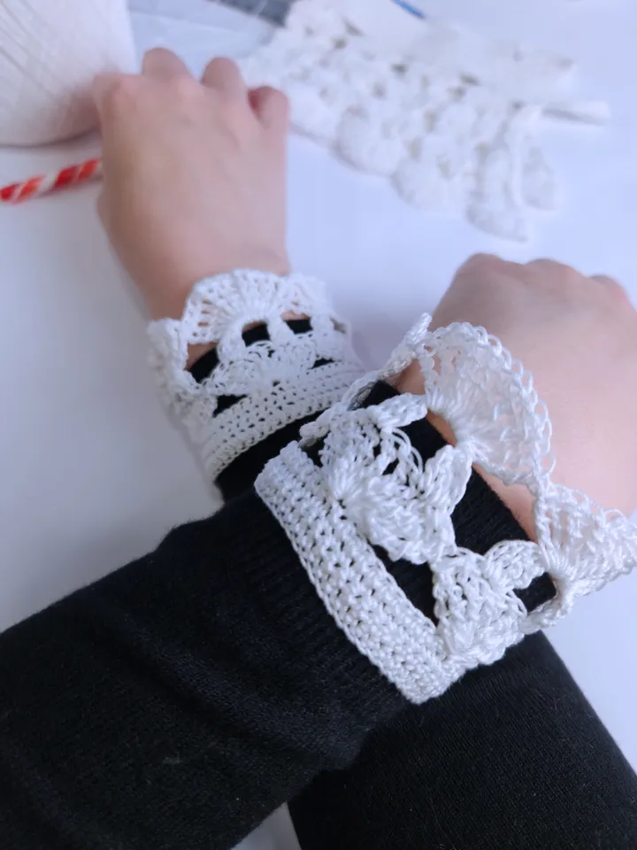 Free Wednesday Cuffs crochet pattern - video tutorial and written tutorial cosplays collar
