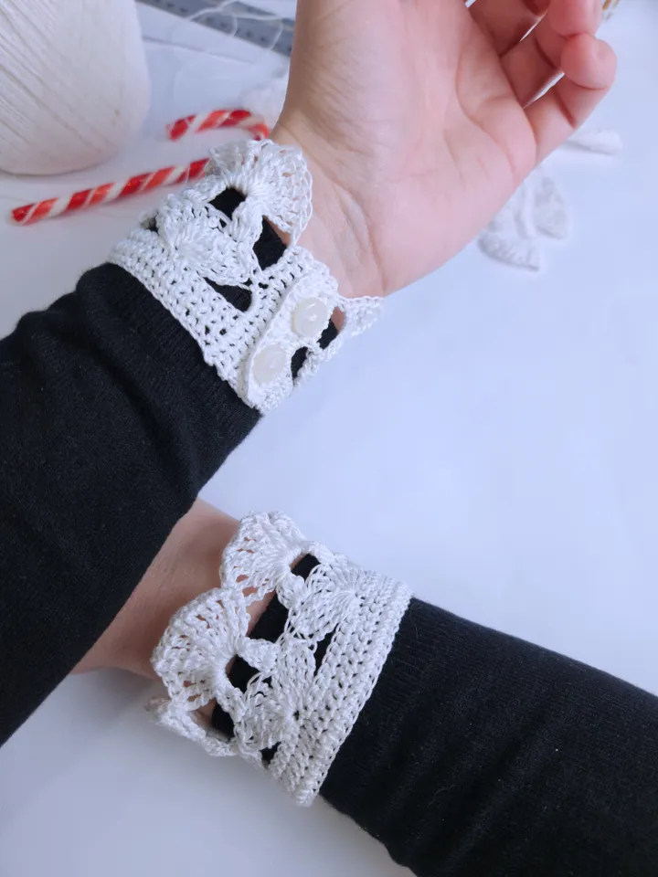 Free Wednesday Cuffs crochet pattern - video tutorial and written tutorial cosplays collar