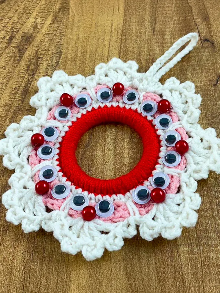 Whimsical Crochet Christmas Wreath Pattern, Fun and Festive Ornament Design, Googly Eye Decor Pattern, Easy DIY Ornament for Christmas Gift