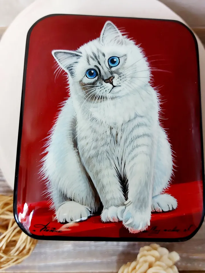 Beautiful Russian Lacquer Box"White cat " Hand painted miniature painting jewelry box Mother of pearl Papier mache Art gift Fedoskino