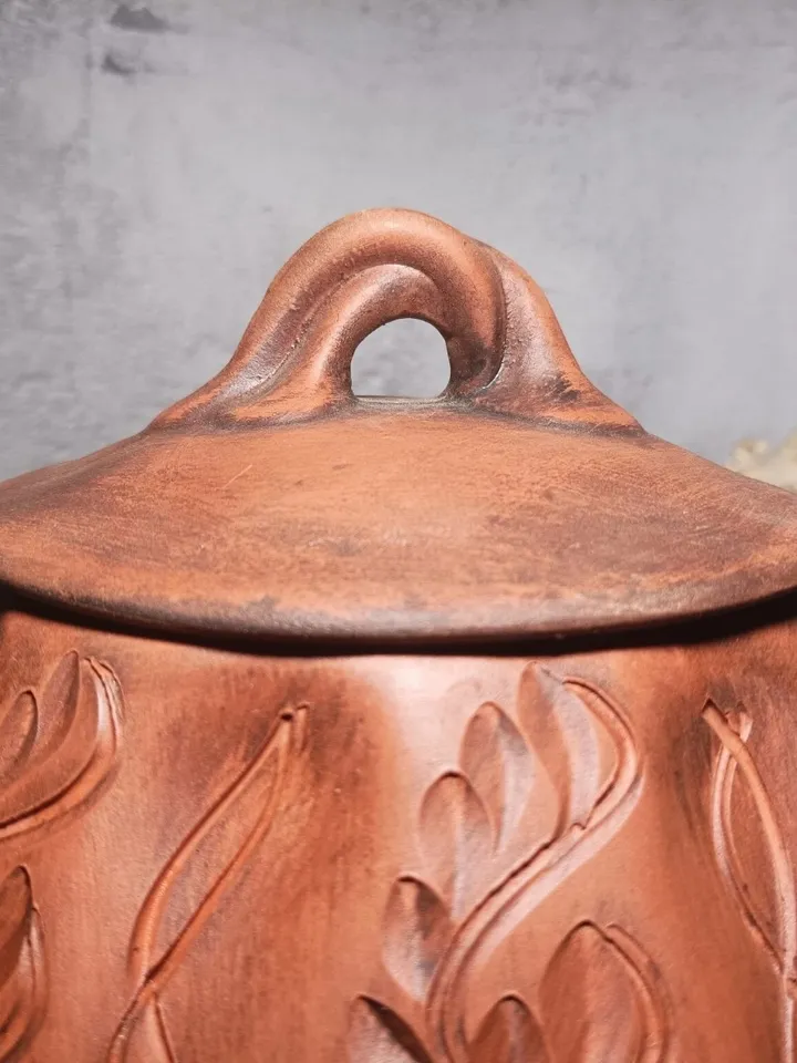 Glay casserole 118,34 fl.oz Handmade with handles and lid, carved pattern