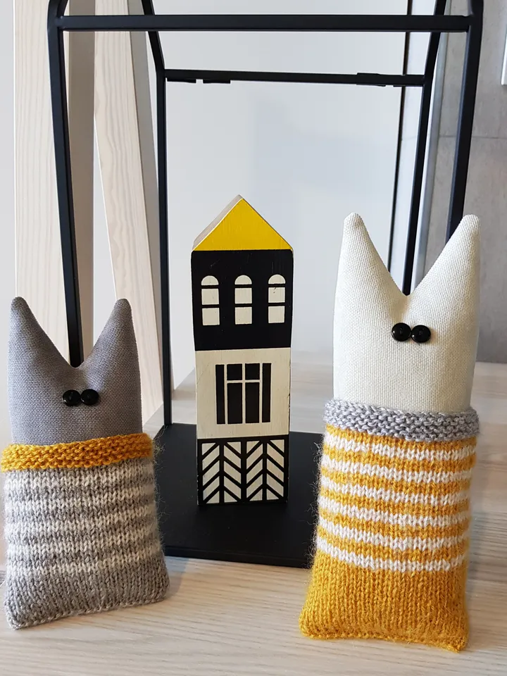 Cats dolls sewing and knitted patterns PDF set of 2 tutorials in English, 2 Cats in knitted bags (2 designs and 2 sizes)