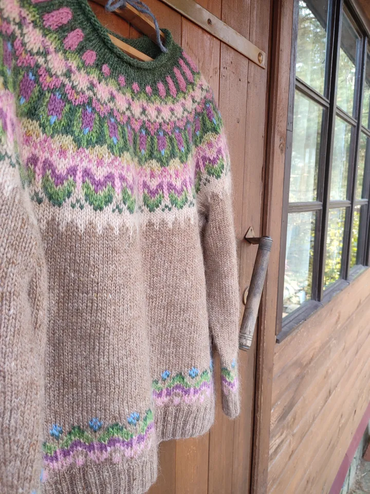 Wool sweater from Lopi yarn "Creamy sweetie"