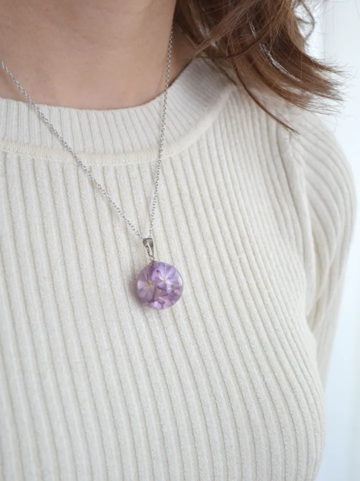 Hydrangea pendant in resin. Necklace with pink hydrangea. Pendant sphere with real hydrangea.