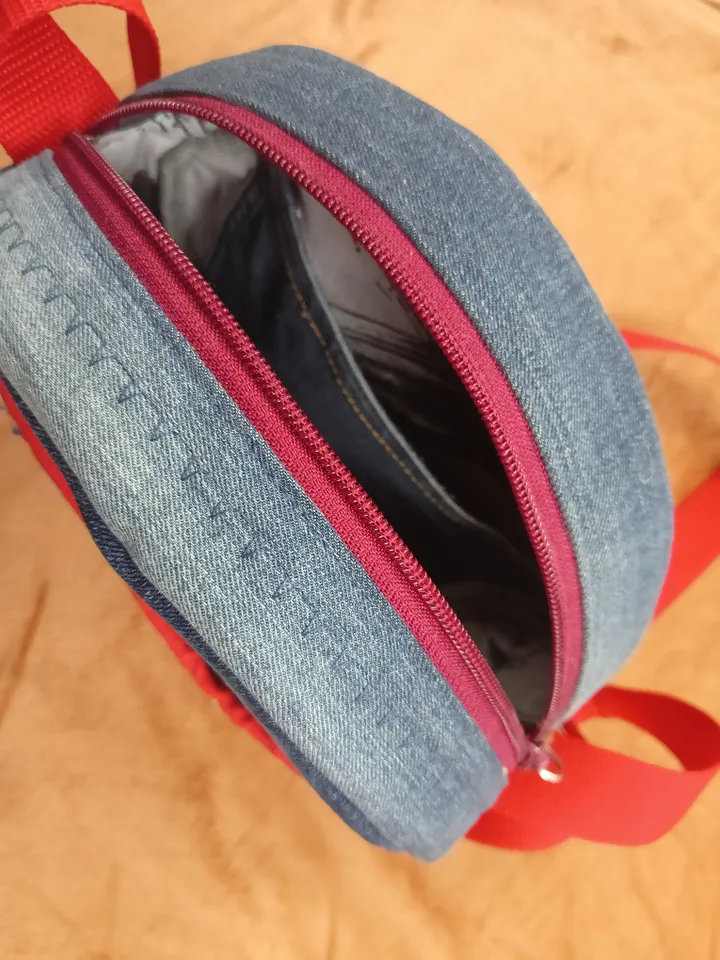 Round denim crossbody bag, for various necessary trifles, with 3 pockets and a long red strap 120 cm, cotton inside, d 20,5 cm
handbag for small things. Put your phone, wallet, glasses, keys in it and go for a walk / You will love it!