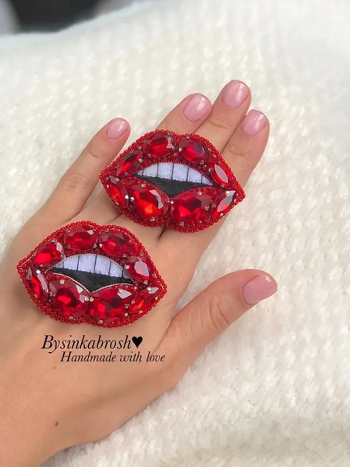 Lips & lipstick brooch/handmade brooch/gift for her/handmade jewelry/fashion jewelry