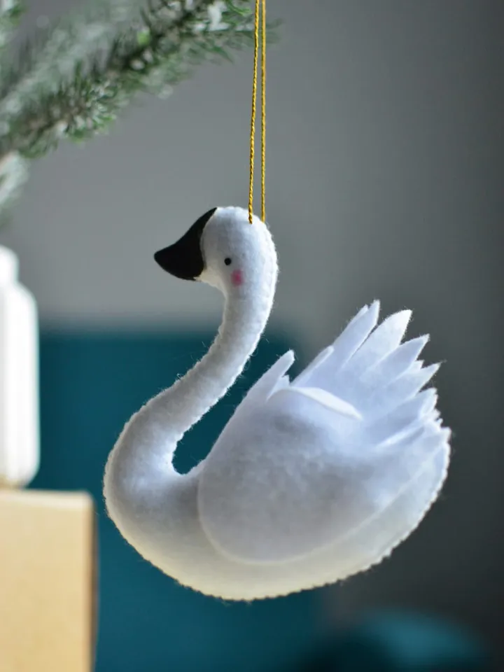 Swan ornament hand sewing for Baby room decoration, DIY baby mobile or Christmas ornament