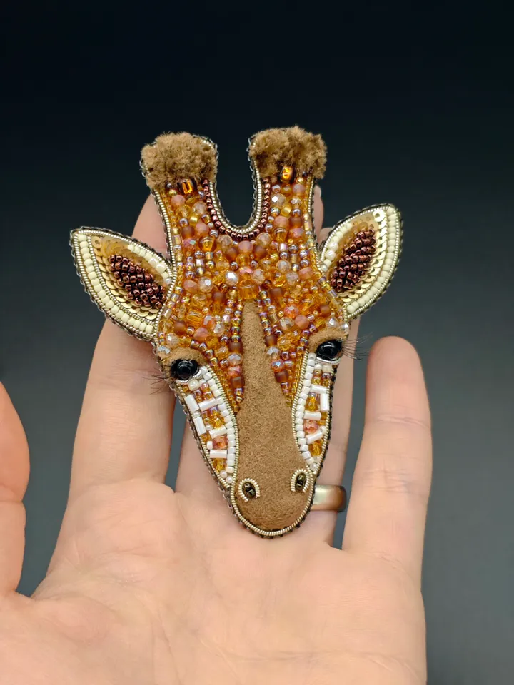 A giraffe brooch made of beads
