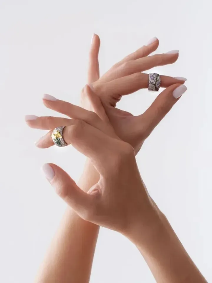 Women's silver ring with gilding and with green stones of nanizumruda 925 sample
