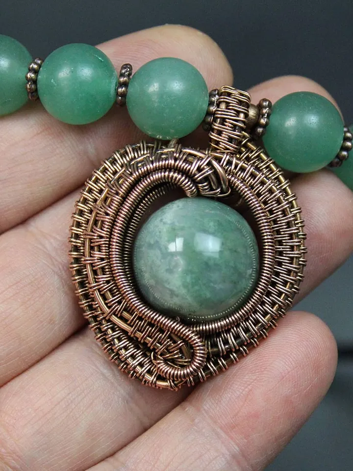 Handmade necklace with pendant made of copper wire and Indian agate stone.