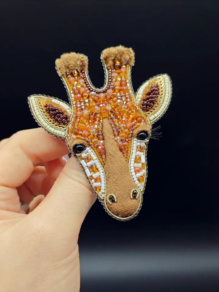 A giraffe brooch made of beads