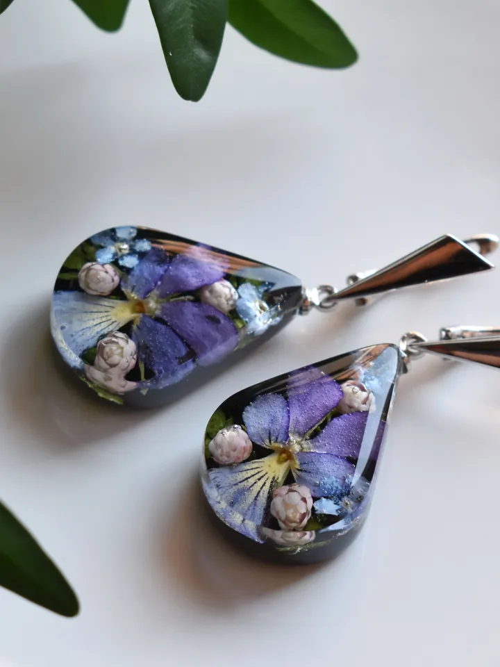 Earrings with pansies in resin. Real pansy earrings. Drop earrings with viola.