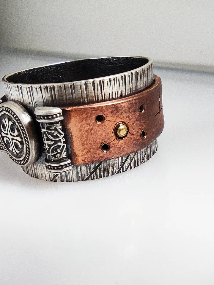 Stylish designer ring. You can choose a bracelet or chain for the ring.
