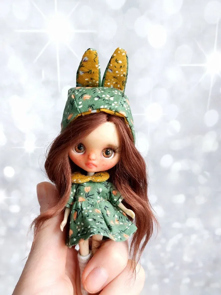 Miniature Blythe doll with natural brown hair. A charming addition to your collection.
