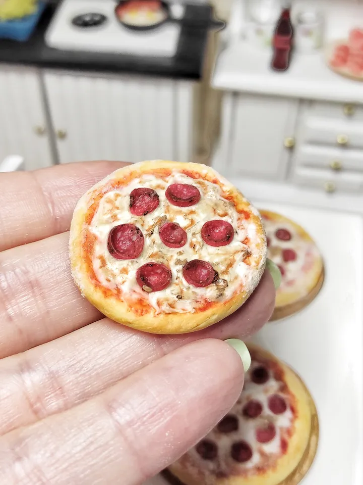 Miniature pizza, fast food for dolls, food size 1 12, scale 1 6, dollhouse miniature, mini food, mini pizza, tiny food