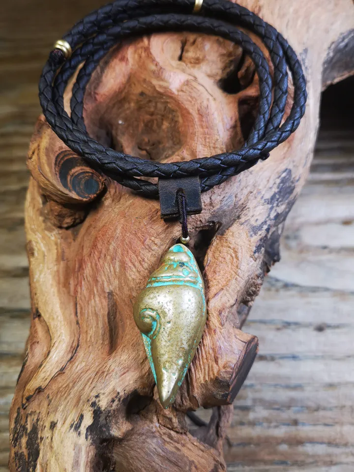 Gandhanra Handmade Small Shankha(Divine Conch) Badge,Tibetan Buddhist Protective Amulet Pendant,Made of Lima Brass