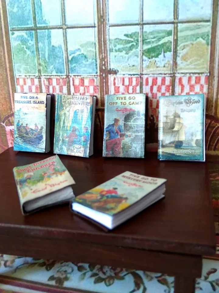 Books. A set of books. 6 items.1:12 scale.