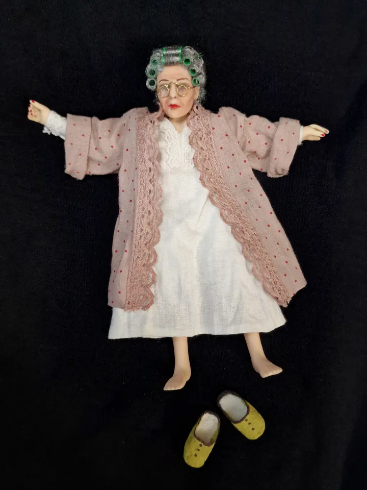 Miniature doll in 1/12 scale for the dollhouse. Size: 5,7 " ( 14,5 cm)