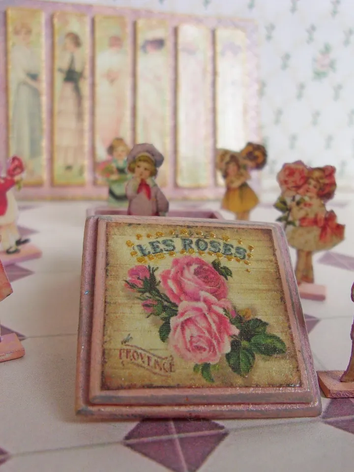 Dollhouse accessories. A set of miniature items.1:12 scale.