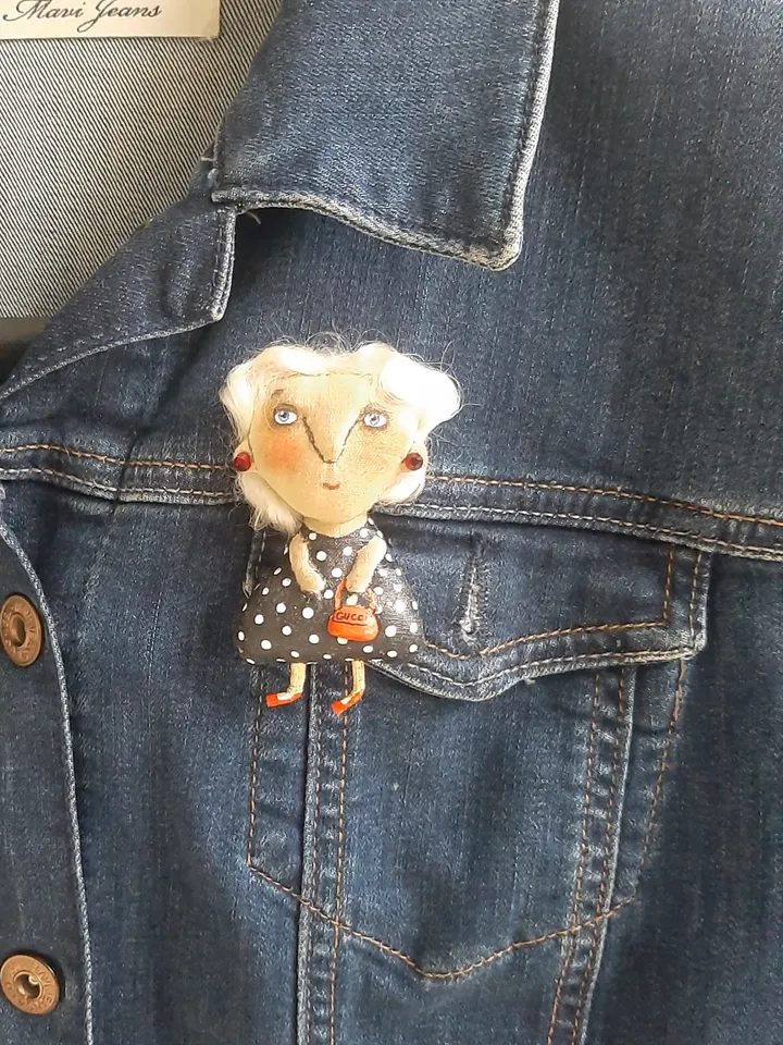 Textile brooch