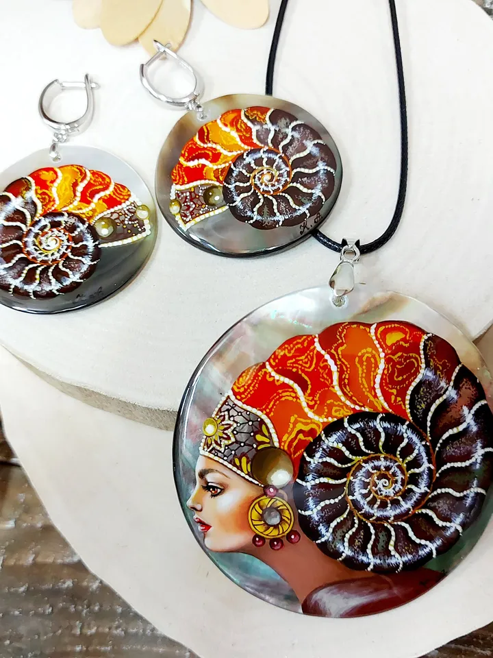 Handmade jewelry set: Queen Ammonite the Ocean mistress on pearl necklace and bohemian earrings. Painted lacquer shell for fantasy lover