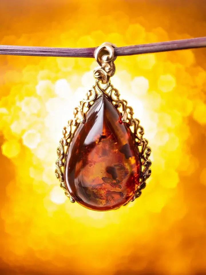 Jewelry pendant with natural Baltic amber made of 925 silver