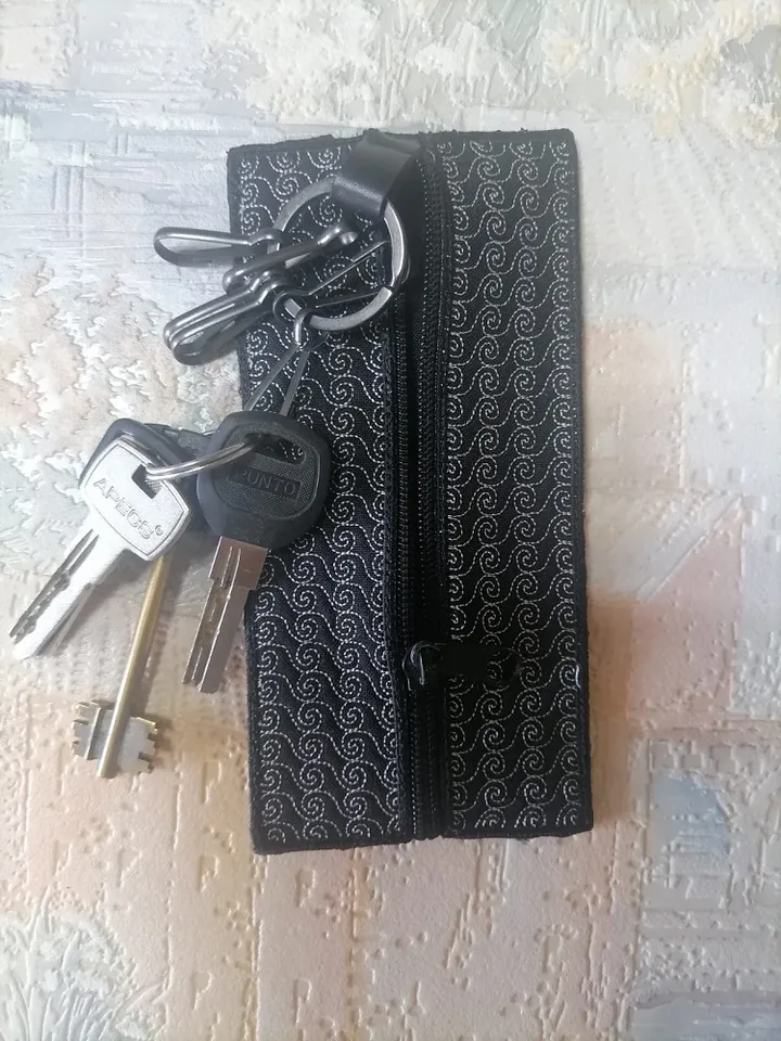 Machine Embroidery Design Key holder design and master class in trapunto technique