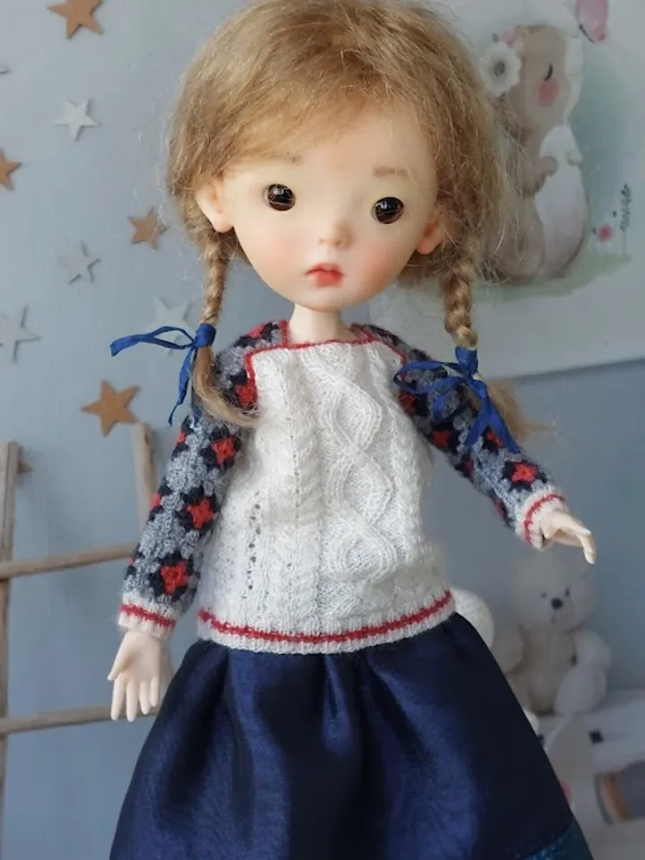 Exclusive sweater for OB22 doll: a unique handmade accessory