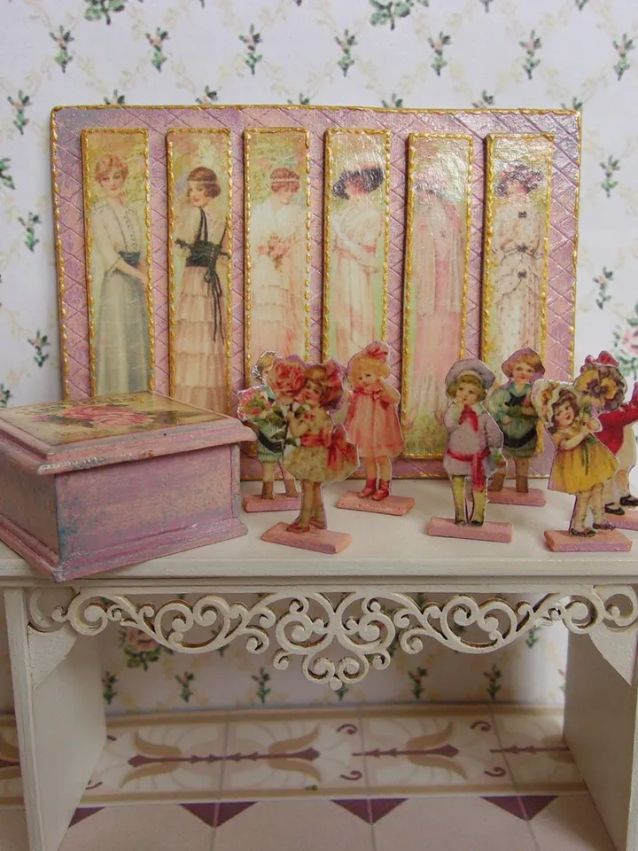 Dollhouse accessories. A set of miniature items.1:12 scale.