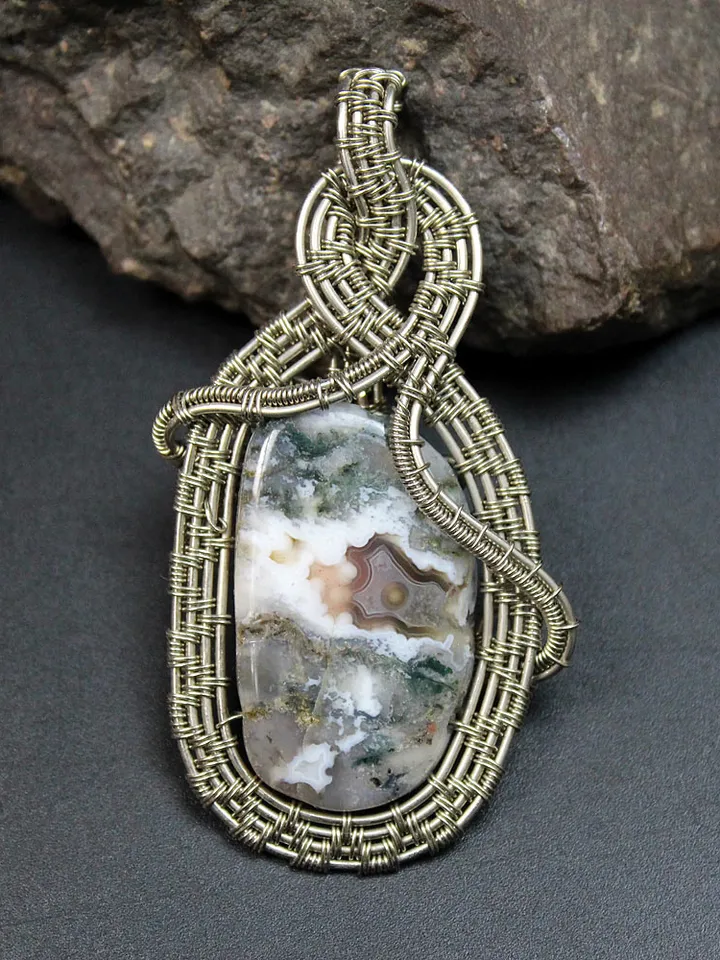 Pendant made of natural agate and wire nesilber.