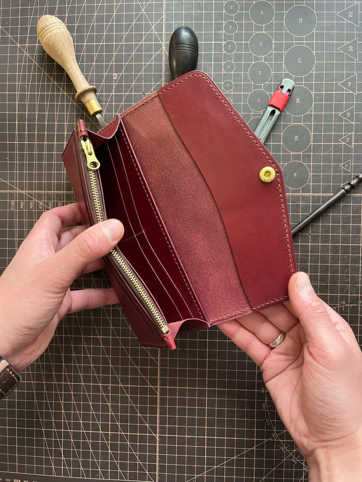 Pattern of a classic women's wallet - Pattern of a leather wallet - Download PDF & video TUTORIAL. Punch pitch 4 mm.