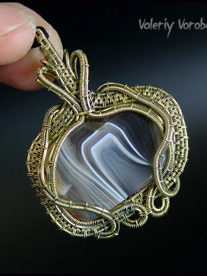 Handmade pendant made of brass wire and natural agate.