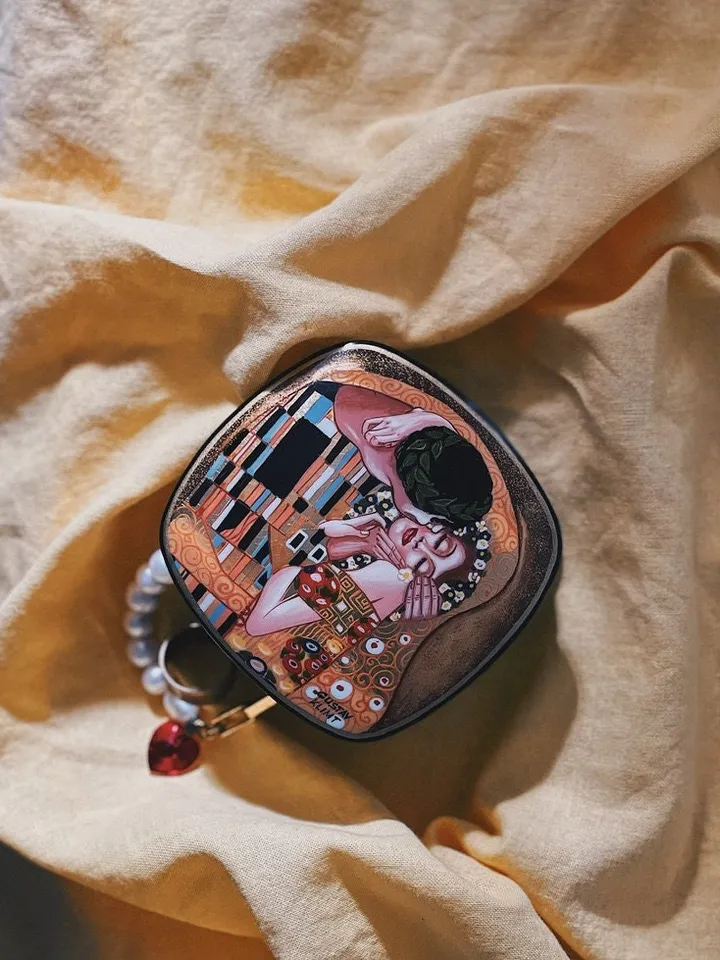 Beautiful Russian Lacquer Box " The Kiss " Hand painted miniature painting jewelry box Mother of pearl Papier mache Art gift Fedoskino