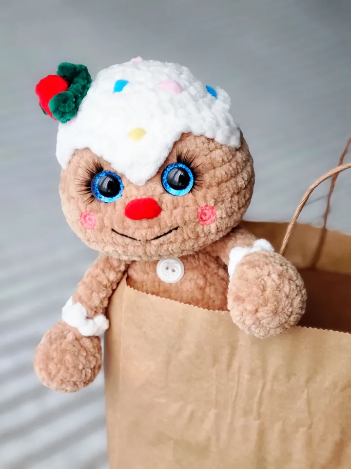 Crochet gingerbread man pattern. Amigurumi gingerbread man pattern. Crochet gingerman