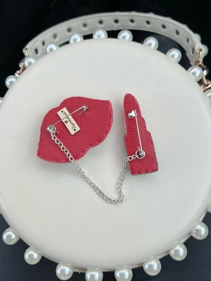 Lips & lipstick brooch/handmade brooch/gift for her/handmade jewelry/fashion jewelry
