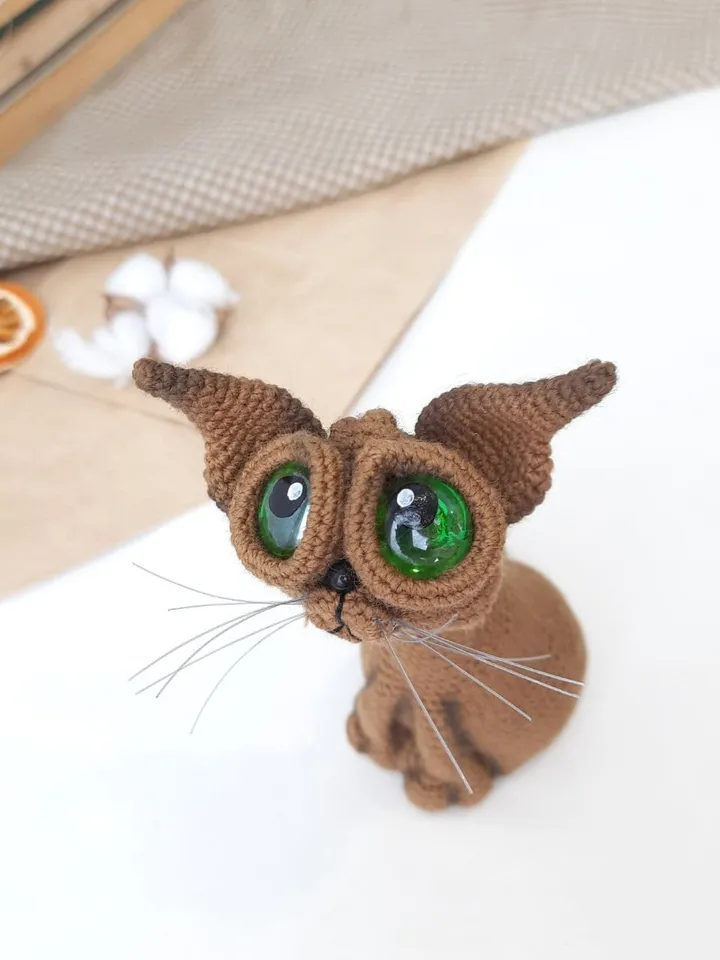 Crochet sculpture of a graceful brown cat with green eyes. Big-eyed cat as a gift for cat lovers.