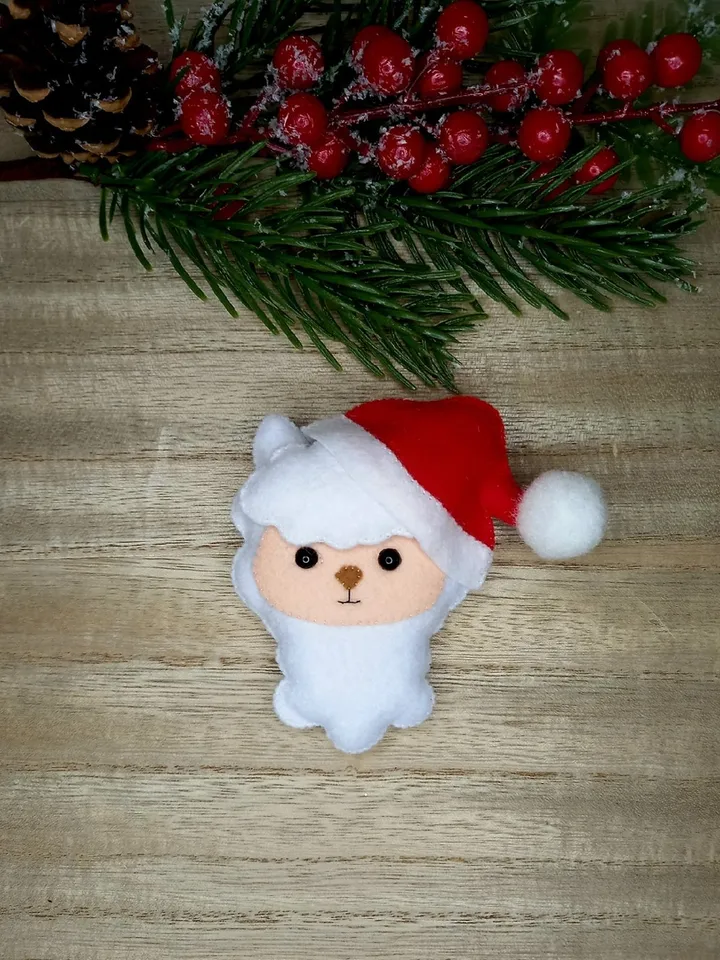 Christmas home decor made of felt lama ornament. Kawaii Lama Felt Alpaca Toy with Santa Hat Handmade Christmas Tree