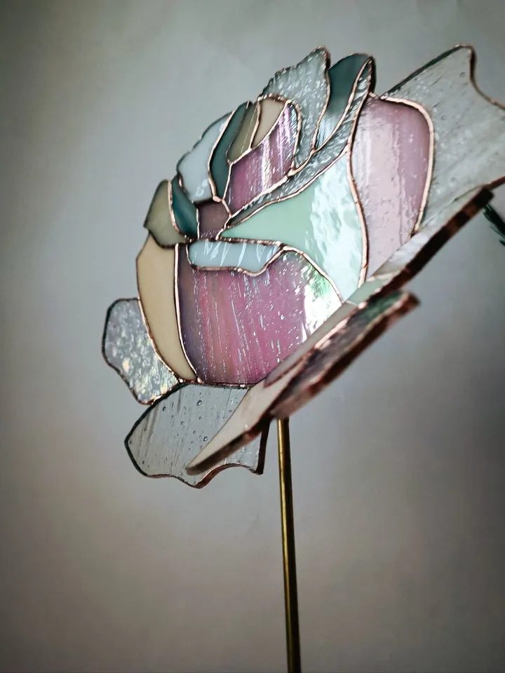 White Rose on Stand, Stained glass on stands, Tiffany Stained Glass, White Rose Stained Glass Sculpture, Stained Glass Rose on a Stand, White Rose Glass Flower, Handmade Glass Rose Art, White Rose on Brass and Stone Base, Elegant Rose in Art Glass