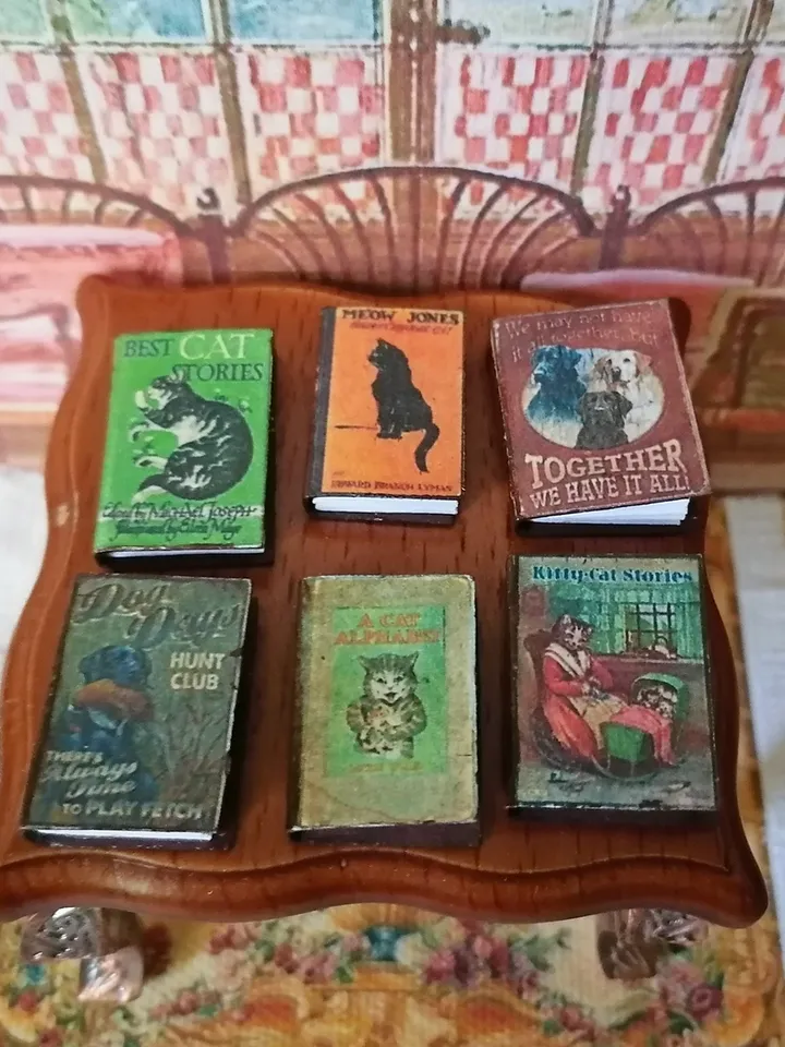 Books. A set of books. 6 items.1:12 scale.