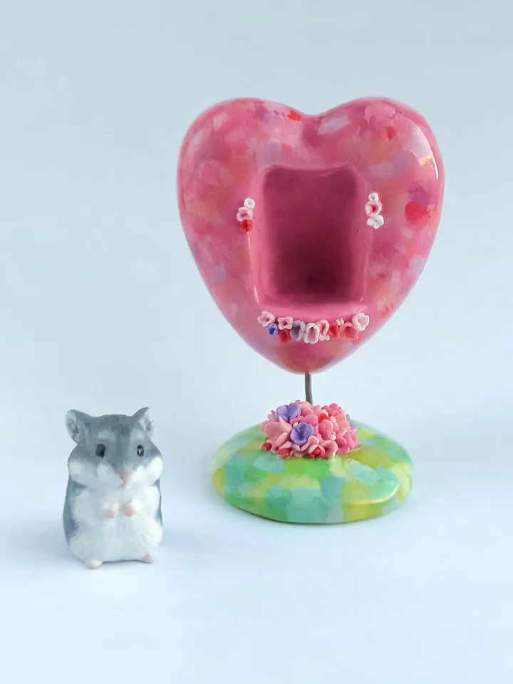 Memorial Hamster figure in the pink heart