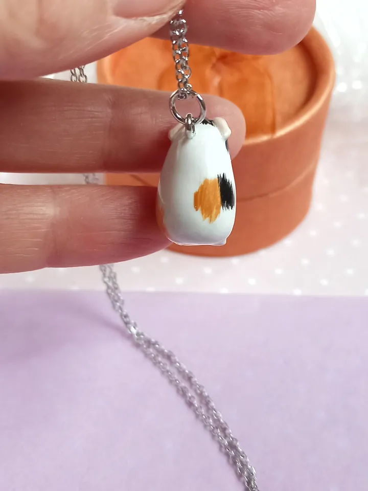 A guinea pig figurine handmade necklace (US discount)
