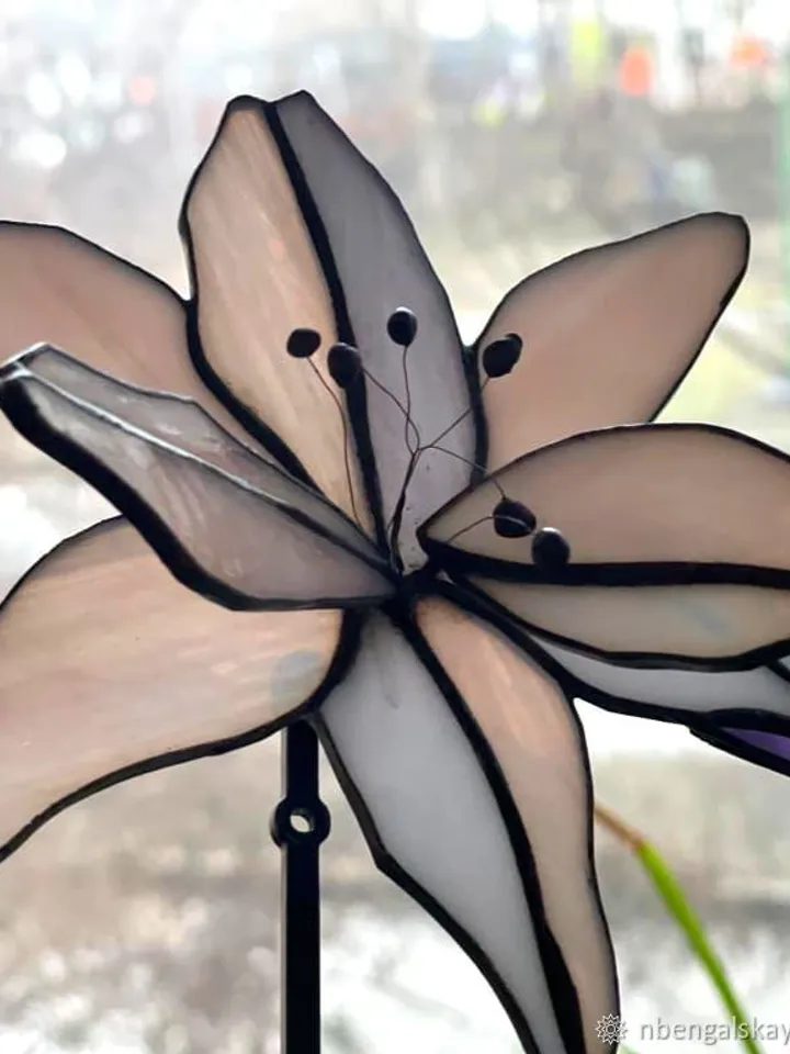 Stained Glass: Lily on a Stand, Graceful Lily – Glass Flower on Base, Lily Blossom – Tiffany Glass Sculpture, Elegant Lily – Decorative Glass Art, Delicate Lily – Handmade Glass Accent, Tiffany Lily – Floral Stained Glass on Stand