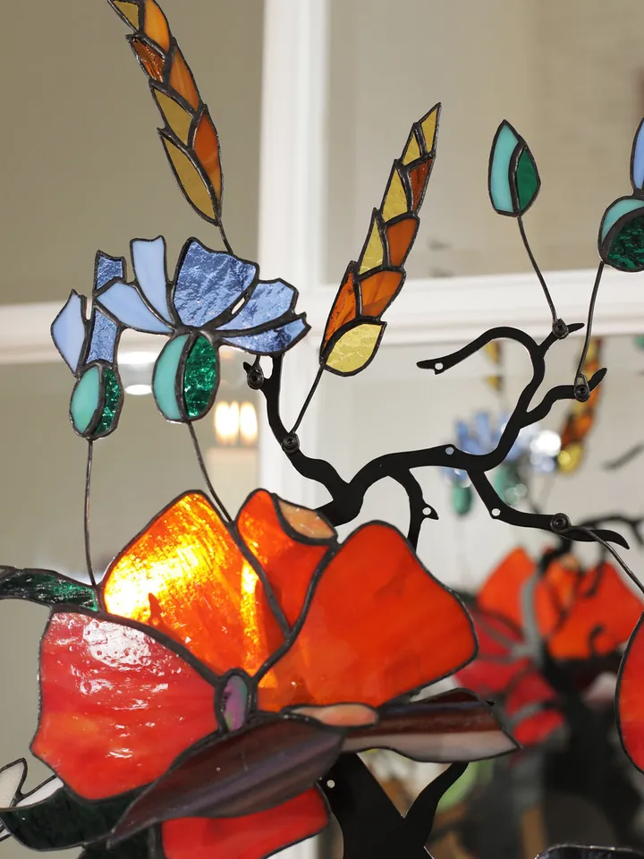 Wildflower Bouquet on Round Stand, Stained Glass Wildflowers, Meadow Flower Bouquet on Stand, Glass Flower Arrangement, Tiffany Glass Wildflower Decor, Wildflower Bouquet Sculpture, Floral Bouquet on Round Base