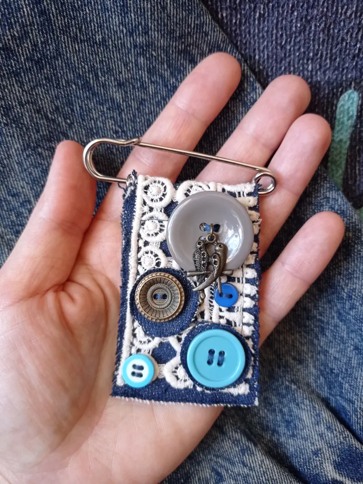 Denim brooch kilt pin "Birds"