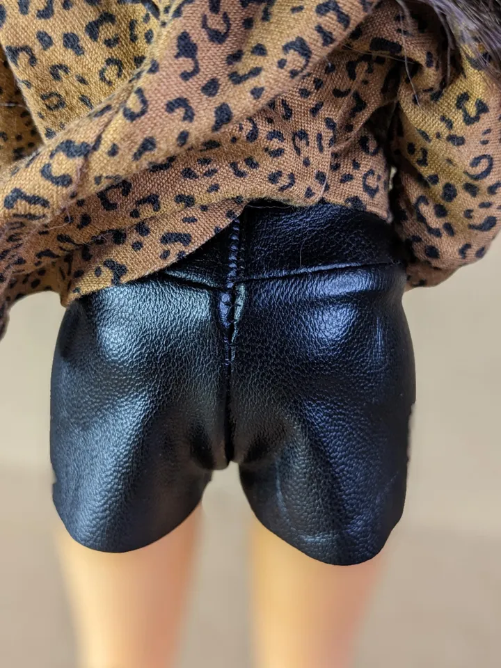 Handmade casual two-piece set (long-sleeved T-shirt and shorts) for 1/6 scale fashion female dolls
